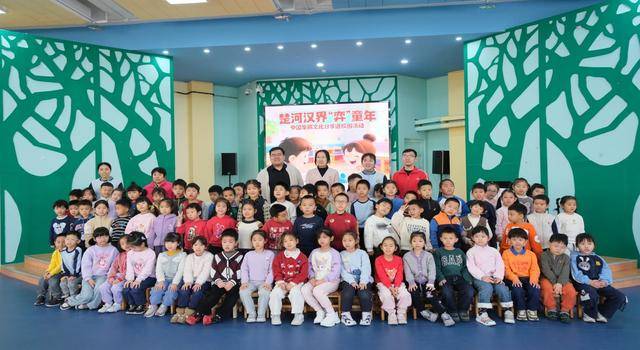 开元棋牌官网 楚河汉界“弈”童年 中国象棋文化“传棋计划”走